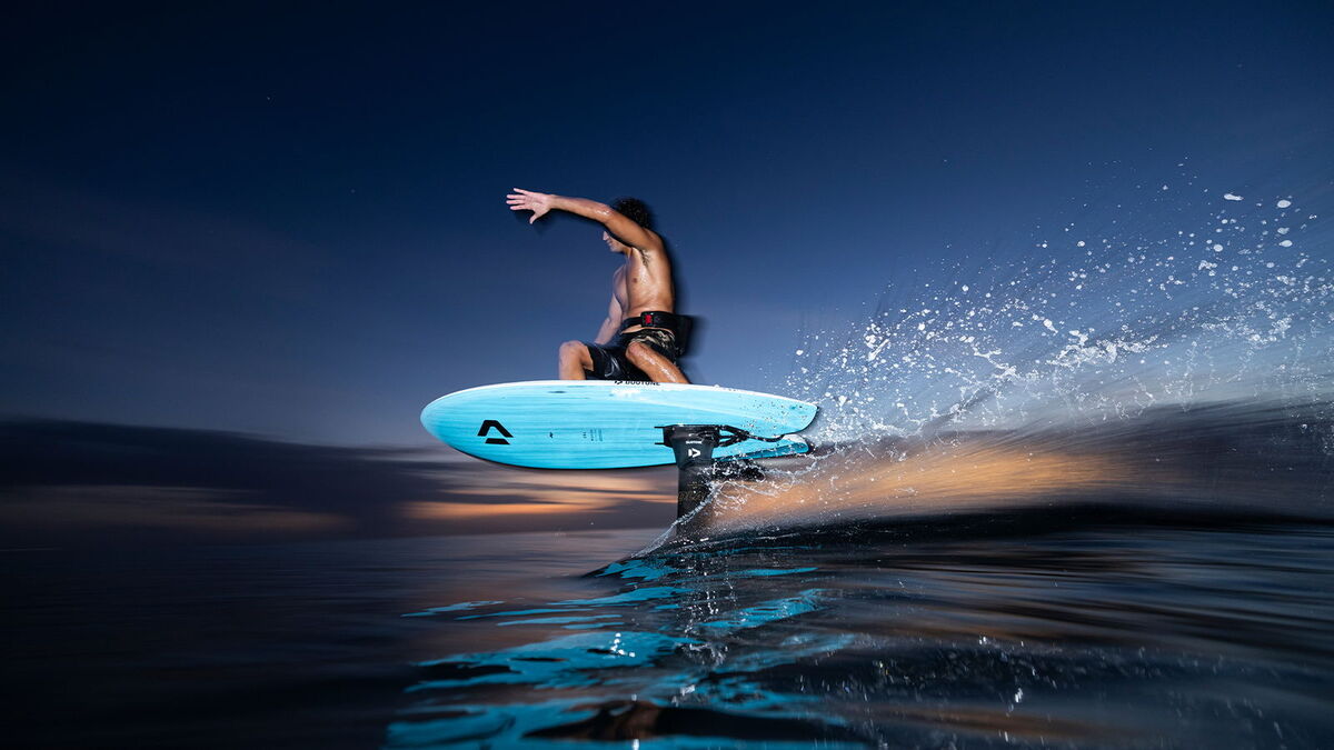 Foil Assist night riding with Duotone Midfish D/LAB in Tahiti